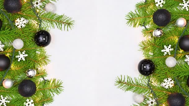 Schwarz Silberweißer Weihnachtsschmuck Auf Tannenzweigen Mit Blinkenden Lichtern Links Und — Stockvideo