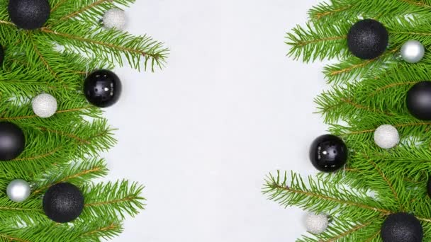 Чорно Срібна Біла Різдвяна Прикраса Соснових Гілках Блимаючими Вогнями Являється — стокове відео