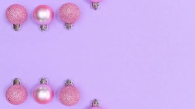 Pastel pembe monokrom Noel süsleri mor temanın üstünde ve altında görünür. Hareketi durdur