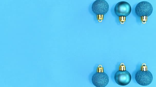 Голубые Монохромные Рождественские Украшения Появляются Верхней Нижней Части Синей Темы — стоковое видео