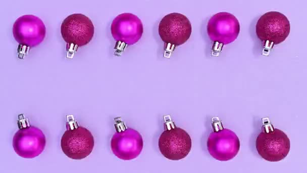 色の回転と変更紫色のテーマにクリスマスオーナメント 動くな — ストック動画