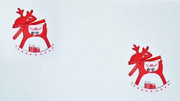 2つの木製のクリスマスの赤い装飾は白い主題で動く 動くな — ストック動画