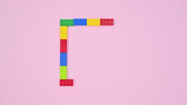 Spielsteine Für Kinder Verschiedenen Farben Machen Quadratische Form Auf Pastellrosa — Stockvideo