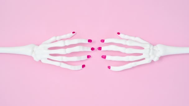 Brazos Esqueléticos Creativos Con Uñas Pulidas Manicura Rosa Sobre Tema — Vídeo de stock