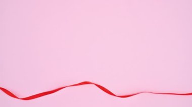 Kırmızı kurdeleyle aşk yazıyorum. Sevgililer Günü Durdurma Hareketi