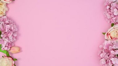 Pastel pembe temanın sol ve sağ tarafında bahar çiçekleri belirir. Hareketi durdur