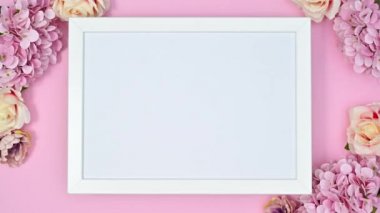 Video ve bahar çiçekleri için beyaz çerçeve, pastel pembe tema üzerinde hareket eder. Hareketi durdur