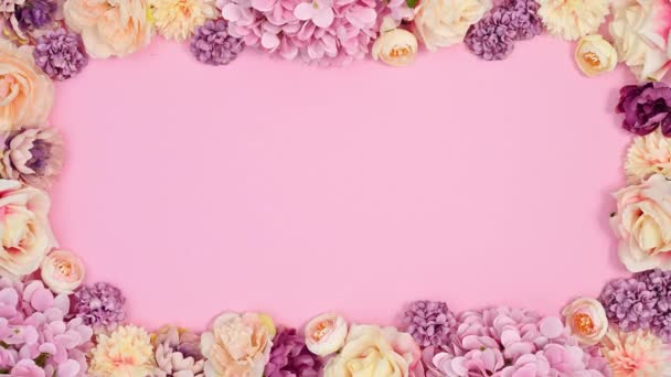 Romantisches Blumengestell Aus Pastellfarbenen Frühlingsblumen Auf Pastellrosa Motiv Stop Motion — Stockvideo