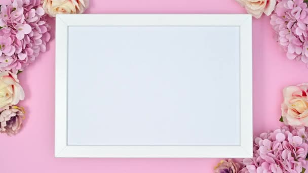 视频和春花文字的白色框架围绕着粉红的主题四处移动 停止运动 — 图库视频影像