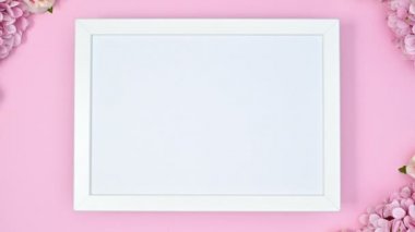 Beyaz çerçeveli bahar çiçekleri ve pastel pembe temalı çerçeveli pastel çiçekler.