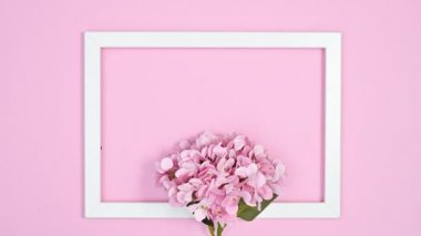 Pastel pembe çiçekli romantik çerçeve ve pastel pembe temalı kurdele. Hareketi durdur
