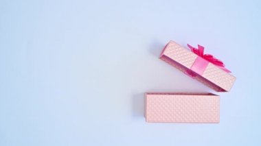 Mavi temalı pembe hediyelerden kalpler geliyor. dur hareketi