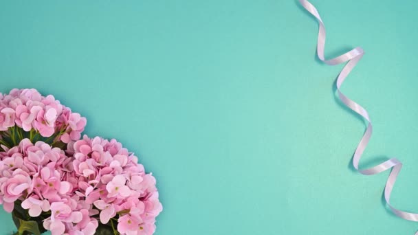 Романтичний Букет Пастельних Рожевих Квітів Стрічки Являються Блакитному Фоні Зупинити — стокове відео