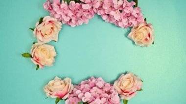 Romantik pastel çiçekler cyan temalı metin veya video için daire çerçevesi oluşturur. Hareketi durdur