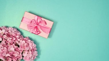 8 Mart 'ta Pastel Çiçekler ve kurdele şeklinde romantik bir hediyeyle kadınlar günü durdurma hareketi. dur hareketi