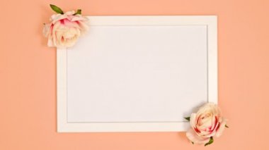 Pastel turuncu temalı çiçeklerle süslenmiş romantik pastel bir çerçeve. Hareketi durdur