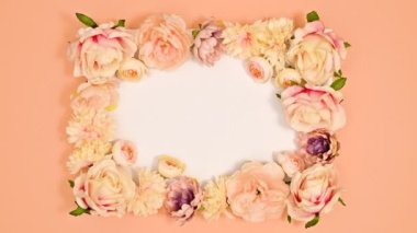 Pastel turuncu temalı pastel çiçeklerle dekorasyonun hareketli animasyonunu durdur