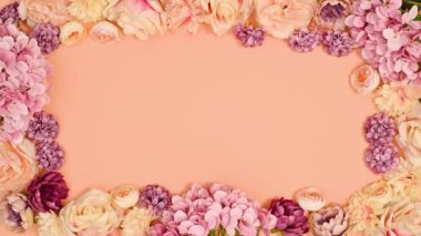 Pastel turuncu temalı pastel bahar çiçeklerinden yapılmış çiçek çerçevesi. Hareketi durdur