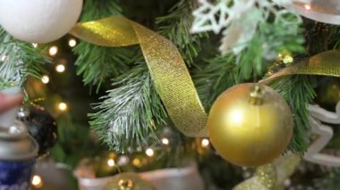 Noel ağacı dallarını Noel ve yeni yıl arifesi için sahte kar spreyiyle süslemek
