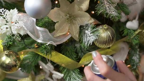 Mouvement Lent Décoration Des Branches Arbre Noël Avec Faux Jet — Video