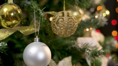 Altın, gümüş ve beyaz süslemelerle süslenmiş güzel Noel ağacını kapat.