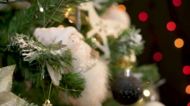 Güzel Noel ağacının yanında melek süsüyle