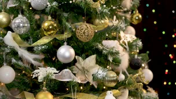 Hand Legte Weißes Papier Karte Notiz Auf Geschmückten Weihnachtsbaum Mit — Stockvideo