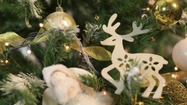 ライトとホワイトゴールドの装飾が施されたクリスマスツリー 閉じろ — ストック動画