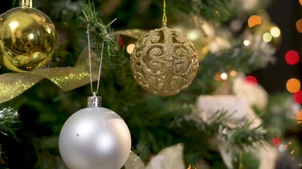 Primo Piano Bellissimo Albero Natale Decorato Con Argento Oro Ornamenti — Video Stock
