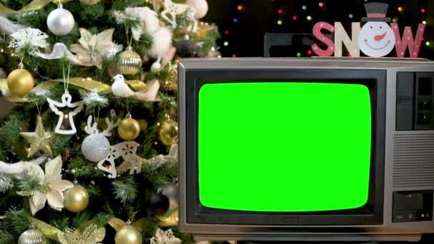 Oldtimer Fernseher Vor Schön Geschmücktem Weihnachtsbaum Mit Blinkenden Lichtern — Stockvideo