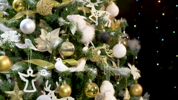 Gyönyörű Ünnepi Díszített Karácsonyfa Arany Fehér Díszek Villogó Fények Remegő — Stock videók
