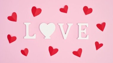 Aşk metninde kırmızı kalpleri oynatıyor. Sevgililer Günü Durma Hareketi Canlandırması