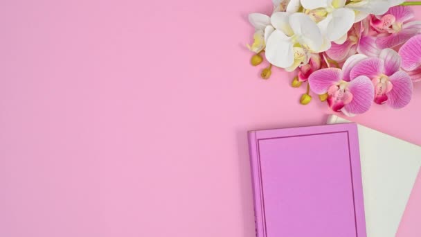 Yazmak Için Beyaz Kağıt Romantik Çiçekler Kitaplar Pastel Pembe Temada — Stok video