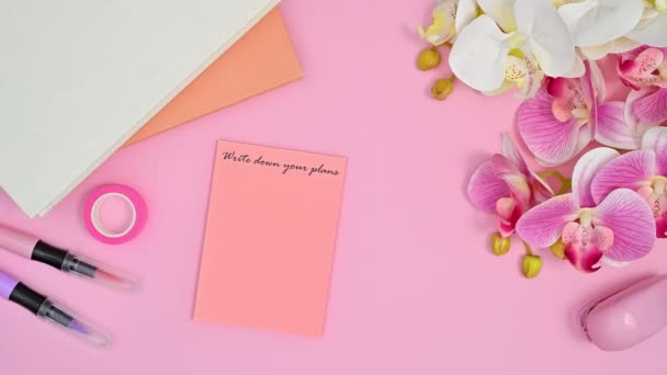 Romantische Feminine Accessoires Mit Schreibpapier Erscheinen Auf Pastellrosa Motiv Stop — Stockvideo