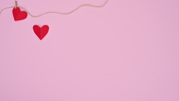 バレンタインデーロマンチックなストップモーションオンパステルピンクのテーマが表示されます絞首刑の心と贈り物 — ストック動画