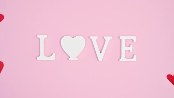 Romantische Valentijnsdag Rode Harten Verschijnen Rond Liefde Pastel Roze Thema — Stockvideo