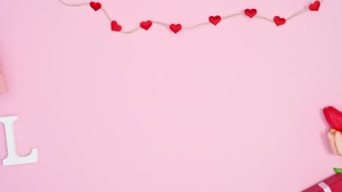 Romantik Sevgililer Günü dekorasyonu pastel pembe temalı. Hareketi durdur
