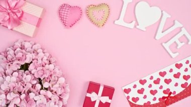Pastel pembe temalı romantik aksesuarlardan oluşan romantik sevgililer günü çerçevesi. Hareketi durdur