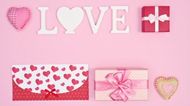 Sevgililer Günü aksesuarları parlak pembe temalı sipariş veriyor. Hareketi durdur