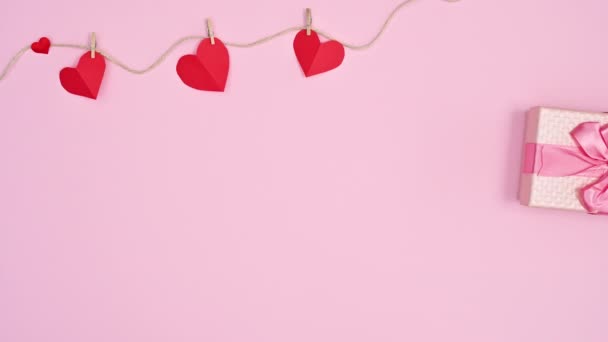 Romantisch Valentijnscadeau Bloemen Met Hartjes Letters Pastelroze Thema Stop Bewegingsanimatie — Stockvideo