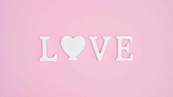 Любовные Деревянные Буквы Появляются Трогательно Романтической Розовой Теме Остановить Анимацию — стоковое видео