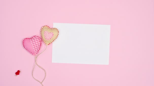 白色的纸和浪漫的心气球在粉红的粉刷主题上 停止运动 — 图库视频影像