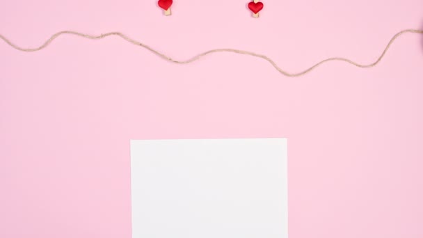Papel Blanco Colgado Cuerda Con Pinza Corazón Sobre Tema Rosa — Vídeos de Stock