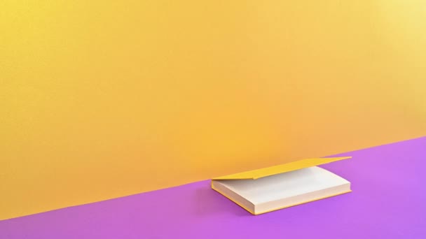 Золотая Твердая Обложка Винтажная Книга Появляются Открываются Золотисто Фиолетовую Тему — стоковое видео