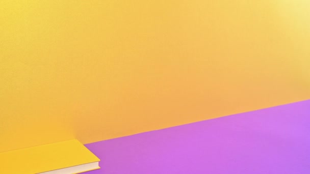 黄金のハードカバーのヴィンテージ本は 黄金の紫色のテーマに速く渡します トレンドカラーミニマムストップモーションアニメーション — ストック動画