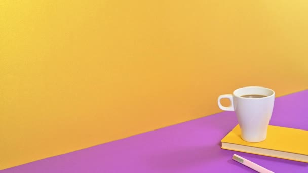 一堆堆精装书和一杯用铅笔写的咖啡呈现在紫色的金色主题上 停止动作动画 — 图库视频影像
