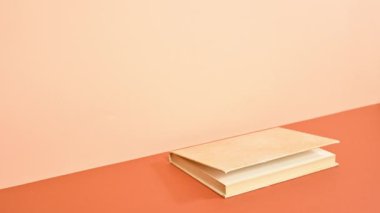 Kapak kitabı koyu ve parlak turuncu temalı ve açık. Dur hareketi düz yatıyordu