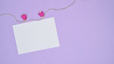 Kalpli ipe bağlanmış romantik kağıt kart notu. Valentine stop motion düz yatıyordu