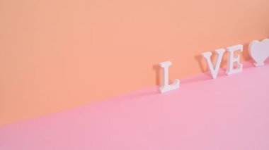 Aşk mektupları turuncu pembe temada belirir ve mektupların ortasında kalp krizi geçirir. Hareketi durdur