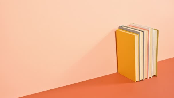 Stapelweise Alte Bücher Erscheinen Geordnet Tiefem Und Leuchtend Orangefarbenem Design — Stockvideo